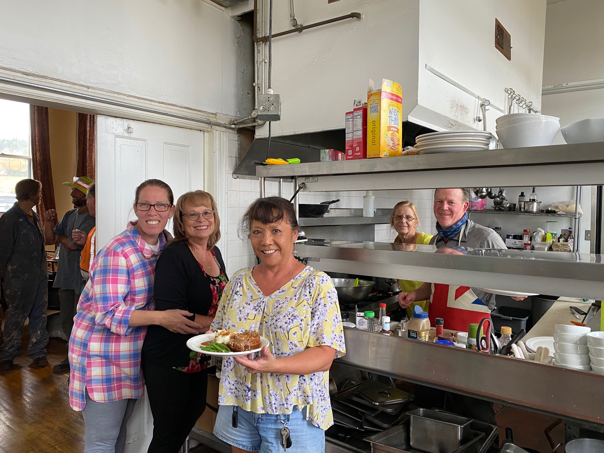 The Como Kitchen Crew: Dorthe Bentley, Jane Duggan, Kim Novitch, Leslie Cole and Travis Stuckey. Photo by Bob Schoppe