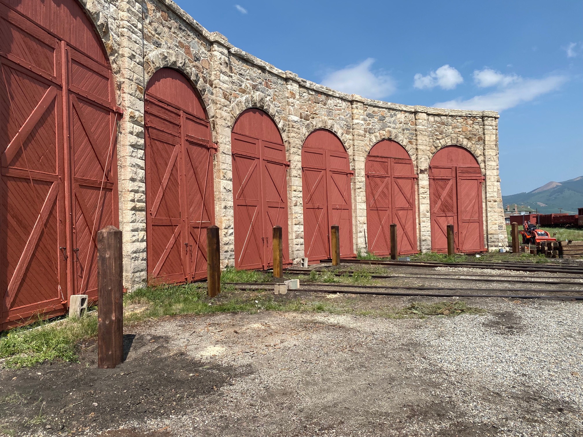 Como Roundhouse Doorposts Are Installed. Photo by Bob Schoppe